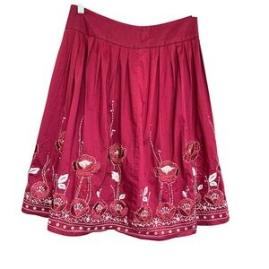 Antonio Melani Embroidered Burgundy Skirt Sz 6
Lined with zipper box pleat